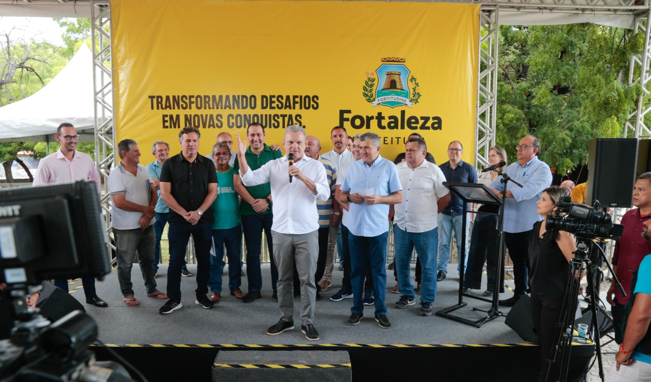 grupo de pessoas num palco